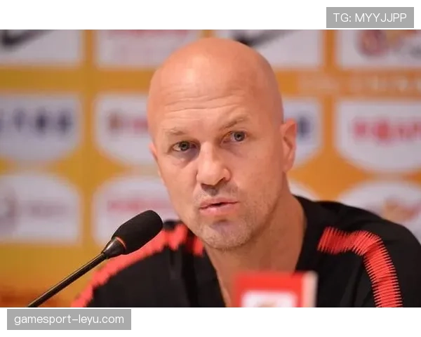 克鲁伊夫战术革新推动足球变革,技术与理念融合引发广泛关注 克鲁伊夫战术革新推动足球变革,技术与理念融合引发广泛关注