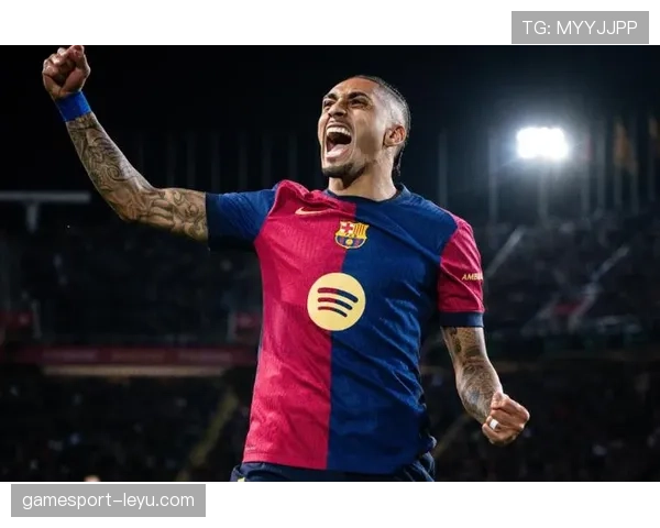 拉菲尼亚在巴萨更衣室展现领袖风范,助力球队凝聚力明显提升 拉菲尼亚在巴萨更衣室展现领袖风范,助力球队凝聚力明显提升