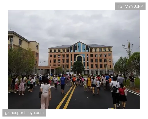 黄东萍随手拎的包比我半年工资多，看着就心累